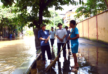 Đồng chí Nguyễn Văn Khánh - Phó Chủ tịch UBND tỉnh kiểm tra tình hình thiệt hại tại phường Hồng Hà, thành phố Yên Bái.